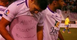 Jona muestra su camiseta